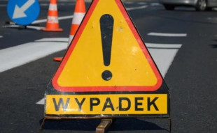 Czołowe zderzenie motocykla z samochodem osobowym. Dwie osoby w szpitalu