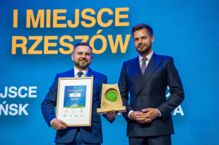 Mediana wieku w tym mieście wynosi 41,2 lat