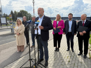 Konferencja posłów z PiS przed lotniskiem w Radomiu
