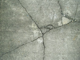 Budynek w złym stanie, chodnik wyłączony z użytkowania