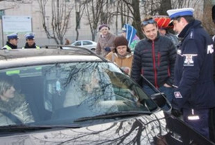 Bartłomiej Topa na wspólnym patrolu z policjantami