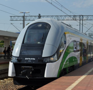 Podróżny wpadł pod stojący pociąg