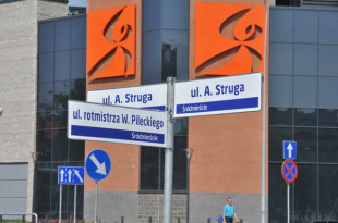 Problem z nazwami ulic i placów. Jak pisać je na tablicach informacyjnych?