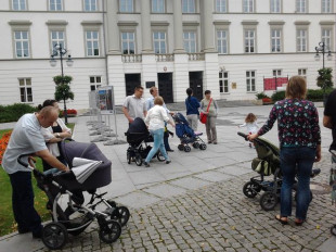 Rodzice z wózkami walczyli z barierami architektonicznymi w naszym mieście