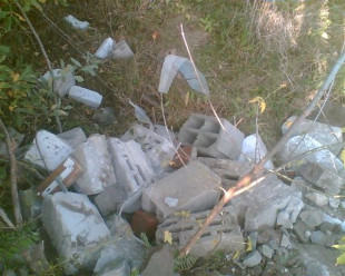 Wyrzucali śmieci i gruz. Dostali mandat i muszą posprzątać