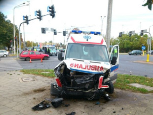 Wypadek karetki - dwie osoby w szpitalu