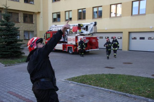Zwarcie instalacji elektrycznej w Komendzie Wojewódzkiej. Zapaliło się pomieszczenie na VI piętrze (zdjęcia)