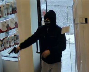 Sprawca napadu na bank wciąż na wolności