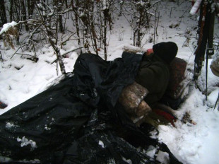 Mróz, a on mieszkał w szałasie. Znaleźli go strażnicy miejscy (zdjęcia)