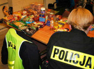 Okradli market, potem w panice uciekali. Jeden siedział na ... masce samochodu!