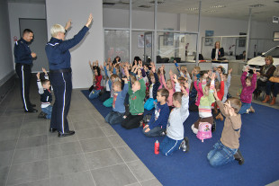 Policjanci uczą dzieci bezpieczeństwa