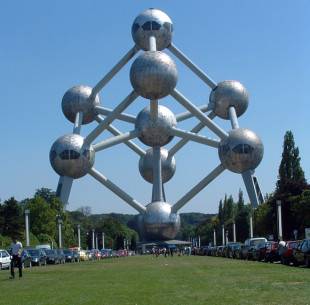 Atomium - monumentalny model kryształu żelaza, powiększony 165 miliardów razy, zlokalizowany na prze