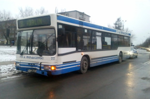 Kolizja autobusu i dwóch aut na ruchliwym skrzyżowaniu