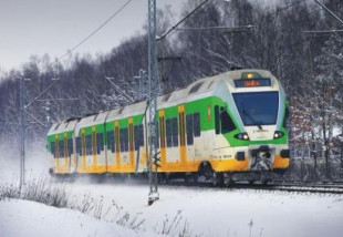 Pociąg utknął w polu. Awaria seci trakcyjnej. Inny - odwołany, ze względu na warunki atmosferyczne [AKTUALIZACJA]