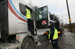 Prześwietlali transport drogowy. Posypały się mandaty, zatrzymano dowody rejestracyjne