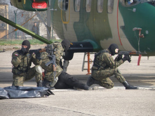 Antyterroryści opanowali radomskie lotnisko! [ZDJĘCIA]