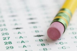 Szóstoklasiści piszą test na koniec szkoły podstawowej