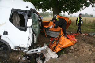 Śmiertelne zderzenie czołowe. Bus zupełnie zmiażdżony