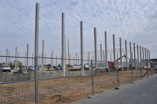 Budowa nowej hali TG Parku. Na ostatnim zdjęciu pod artykułem dwie istniejące już hale 