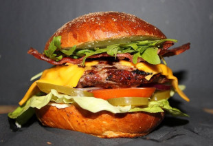 Zaproś swoją drugą połówkę na pysznego burgera w Burger Brothers [KLIKNIJ I WYGRAJ]
