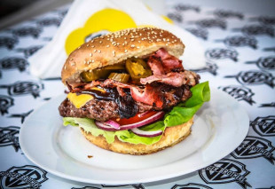 Zaproś swoją drugą połówkę na pysznego burgera w Burger Brothers [KLIKNIJ I WYGRAJ]
