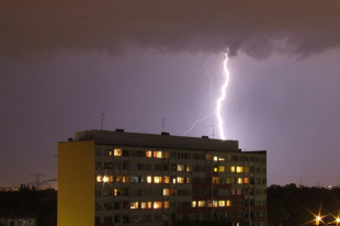 W weekend lepiej zostać w domu. Wysoka temperatura przyczni się do powstawania burz. Prognoza pogody