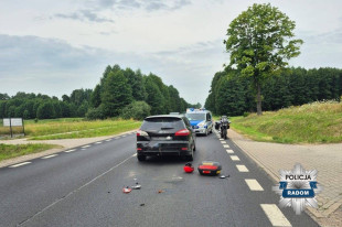 Motocyklista uderzył w tył osobówki