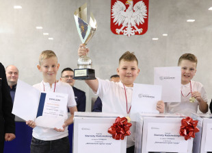 Nagrody dla uczniów wręczone w Starostwie Powiatowym w Radomiu 