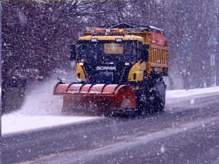 Opady śniegu w Radomiu. Trwa odśnieżanie na ulicach