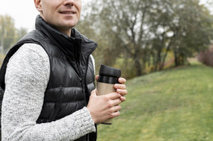 Kubki termiczne z logo jako gadżet wpisujący się w styl mobilnej pracy