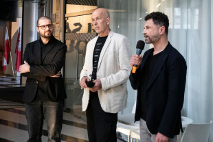 Od lewej: autor wystawy Marcin Kucewicz, szef kina Leszek Sikora i Łukasz Rudecki, zastępcą dyrektor