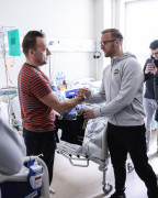 Piłkarze i trener Radomiaka odwiedzili pacjentów Radomskiego Centrum Onkologii [FOTO]