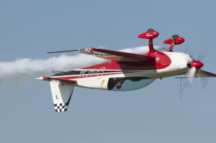 Robert Kowalik za sterami samolotu Extra 300L