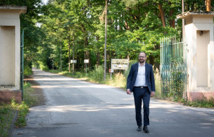 Łukasz Miśkiewicz na terenie miejskiej działki sprzedanej Mesko