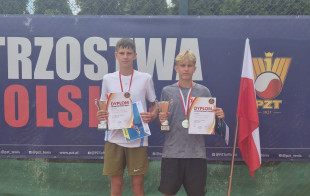 Daniel Kwiecień z lewej strony, wicemistrzem Polski młodzików