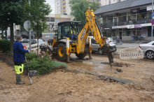 Awaria wodno - kanalizacyjna w centrum Radomia. Pracują służby
