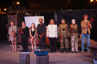 Paweł Szkotak, pierwszy z prawej i aktorzy poznańskiego teatru Biuro Podróży