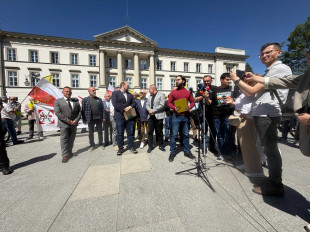 Inicjatywa referendalna zaczęła sie od wiecu 27 maja na Pl. Corazziego