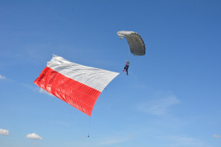 Flagi Polski, Wojska Polskiego, UE i NATO nad Radomiem. Trening przed defiladą w Warszawie