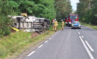 Nagłe zderzenie na prostym odcinku drogi. Dwie osoby w szpitalu