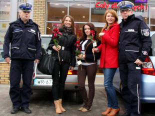 Dzień Kobiet z ''drogówką''. Prewencyjne róże dla pań [ZDJĘCIA]