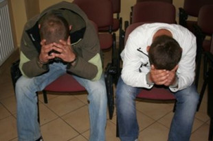 Włamali się do domu i samochodu, ukradli cenne rzeczy. Odpowiedzą za to przed sądem