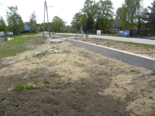 Trwa budowa ławki plażowej przy Zalewie Siczki