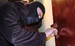 Podszywali się pod policjantów i rabowali domy
