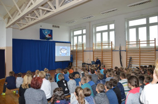 ''Kręci mnie bezpieczeństwo... cały rok szkolny''. Spotkania policjantów z uczniami
