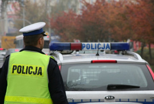 Zjechał do rowu, aby uniknąć czołowego zderzenia z innym autem