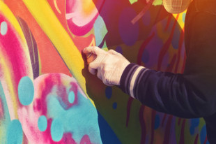Uszkodził 7 bloków. Odpowie za malowanie graffiti