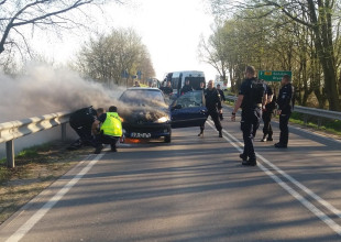 Auto paliło się podczas jazdy. Policjanci niczym strażacy