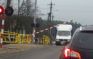 Ignorują czerwone światła i niszczą rogatki [WIDEO]