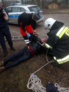 Mężczyzna wpadł do studni. Uratowali go dzielnicowi